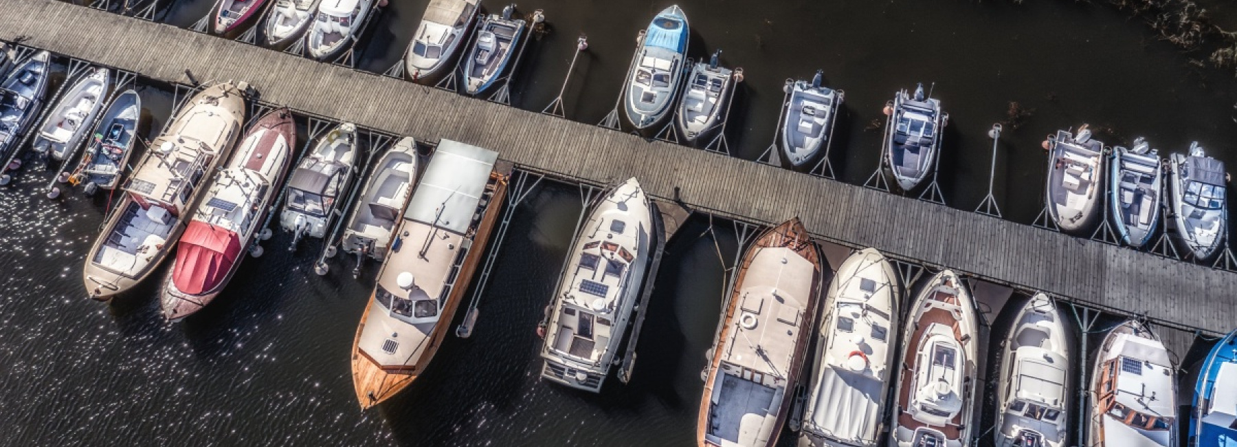 Veneitä laituripaikoillaan