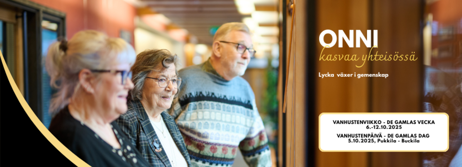 Ikäihmisiä nauramassa pöydän ääressä.