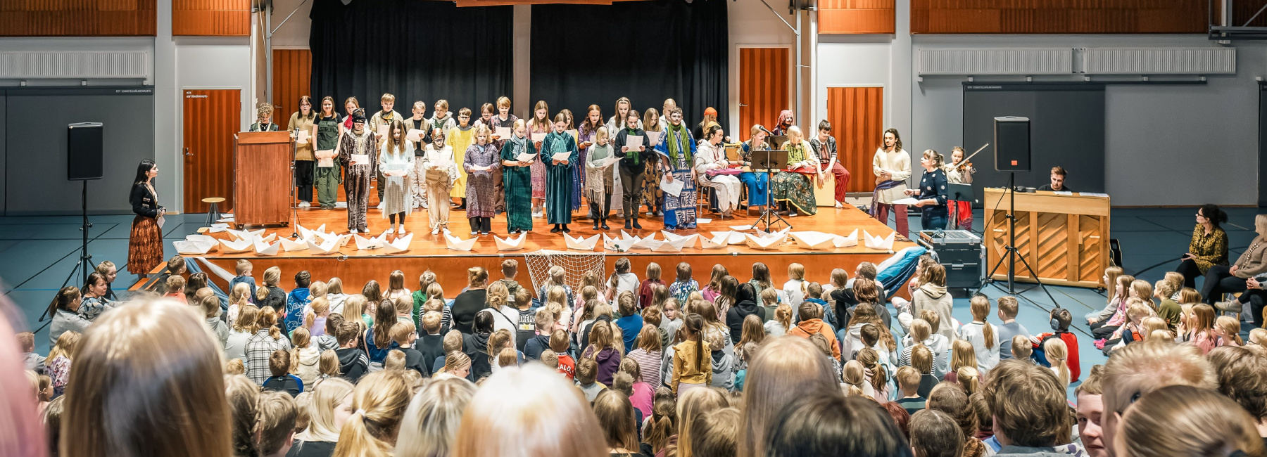 Italialainen teatterityöpaja Huutjärven koululla. Pyhtään kunta / Carl Svanfält