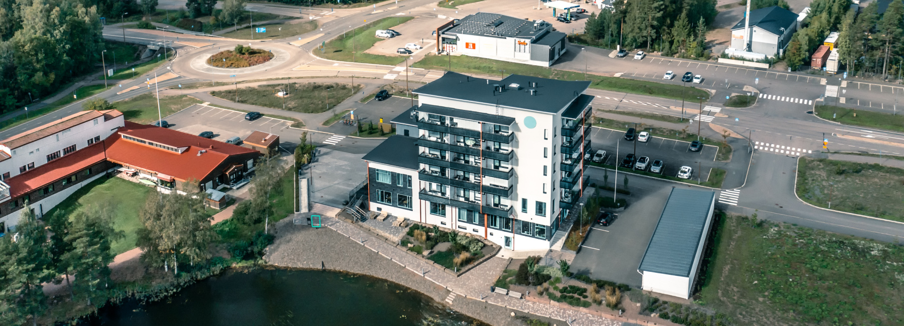 Pyhtäänlinna Huutjärven rannalla.