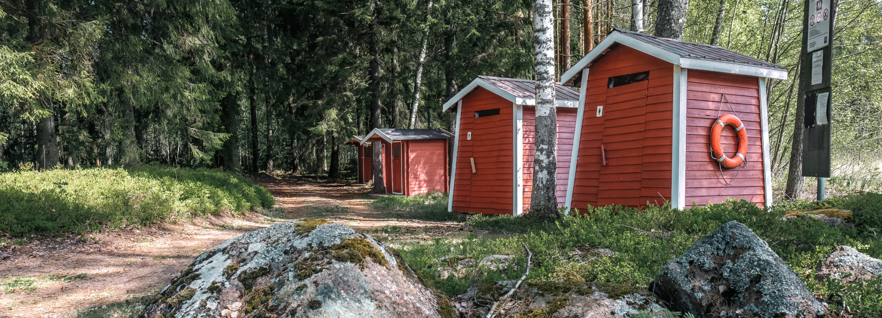 Pukukoppeja rivissä uimarannalla.