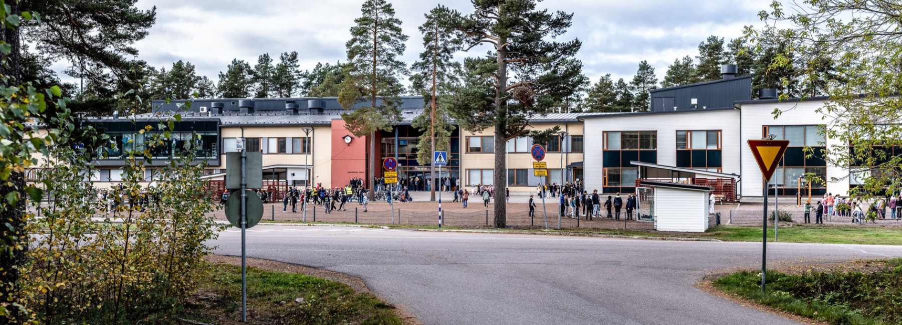 Huutjärven koulu rakennuksessa opiskelee paljon lapsia