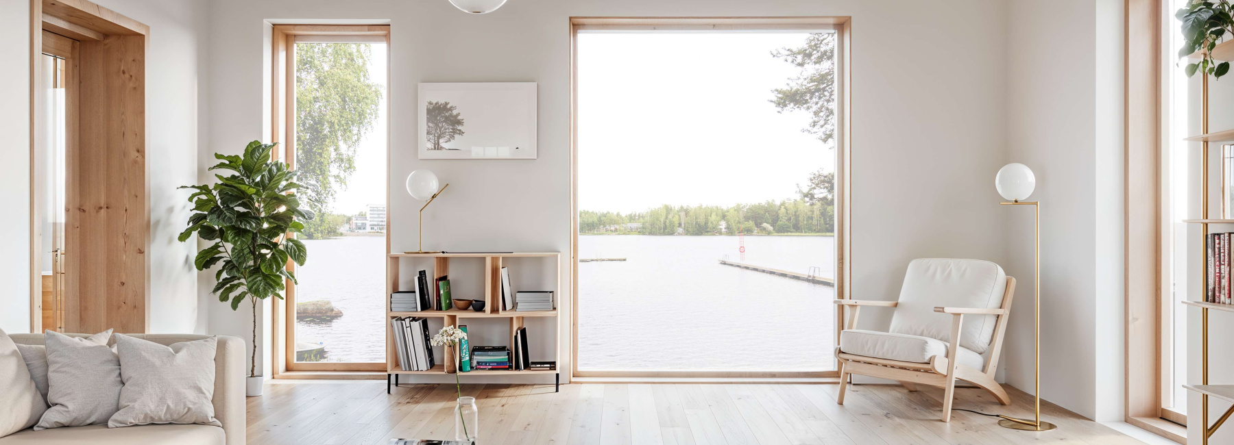 Havainnekuvassa avautuu näkymä Huutjärven uimarannalle ja vastarannan Pyhtäänlinnaan.