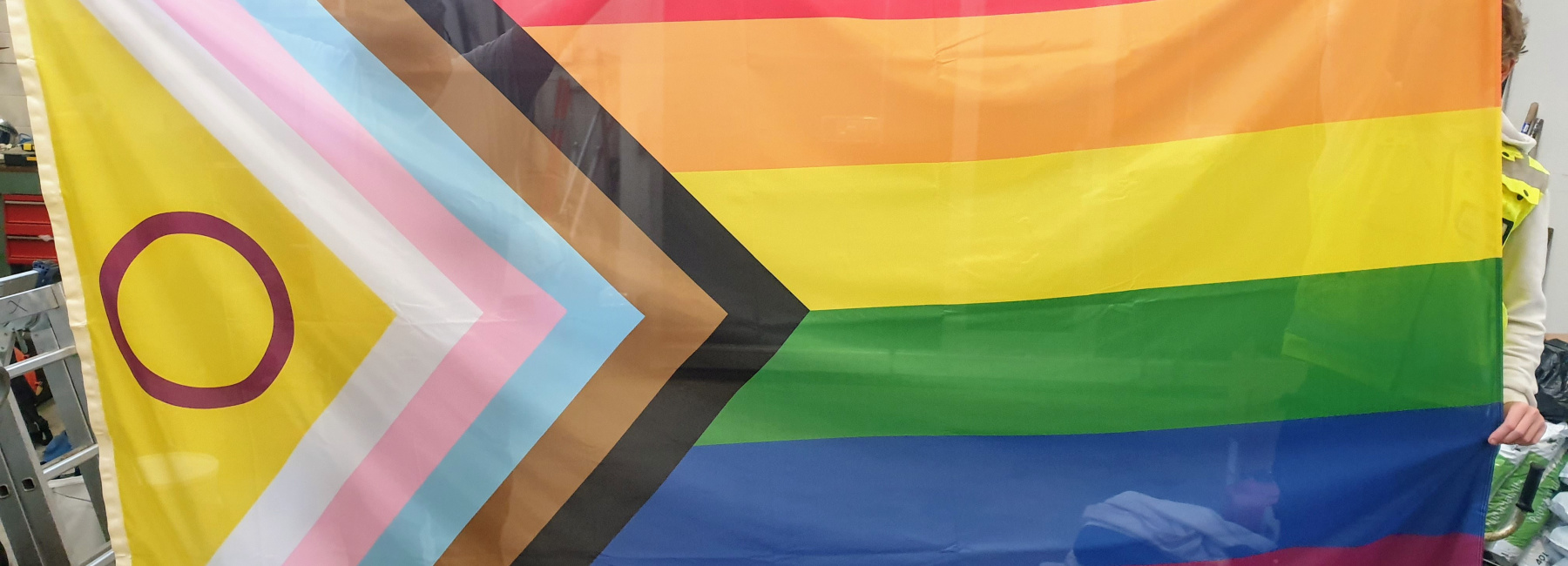 Pride-lippu nousee salkoon Pyhtäänlinnan edustalla lauantaina 14.6.2025