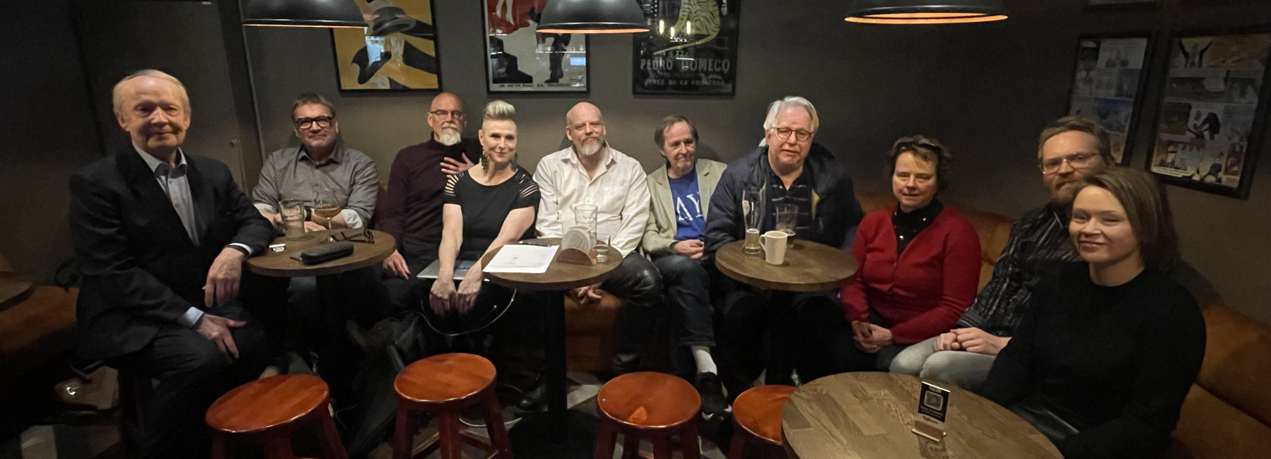 Suomen vapaan tiedeinstituutin perustajat koolla ravintola Kaislassa Helsingissä.