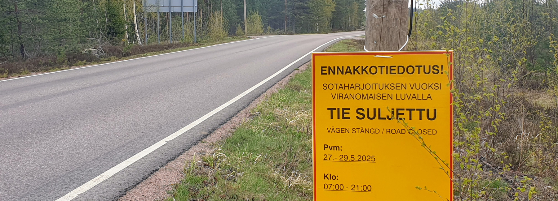Tien sulkemisesta kertovat varoitustaulut ovat jo paikoillaan Kirkkotien kummassakin päässä Pyhtäällä.