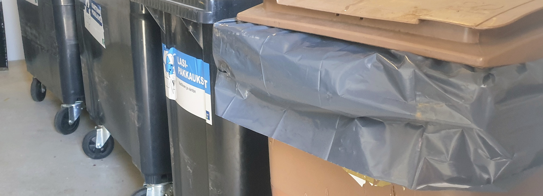 Roska-astiat rivissä.