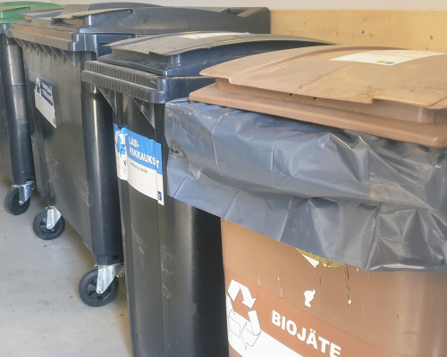 Roska-astiat rivissä.