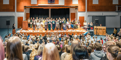 Italialainen teatterityöpaja Huutjärven koululla. Pyhtään kunta / Carl Svanfält