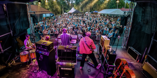 Pyhtään Kulttuuritalo on nyt virallisestikin Pyhtään kunnan kulttuurikumppani. Tässä viime kesän keikalla Arppa.