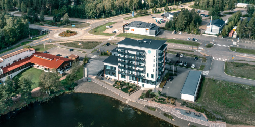 Pyhtäänlinna Huutjärven rannalla.