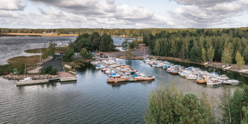 Luontokohteet ja Pyhtään Kulttuuritalo jylläsivät Parasta Pyhtäällä -kyselyssä. Kuvassa Lökören venesatama.