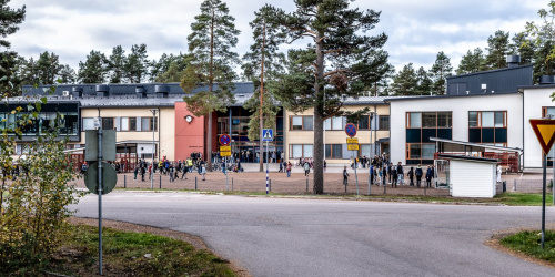 Huutjärven koulu rakennuksessa opiskelee paljon lapsia
