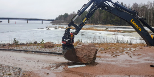 Keihässalmen venerampin sulkeneet kivet poistettiin keskiviikkona 5.3. Myös sataman nostinlaite on tulossa käyttöön.