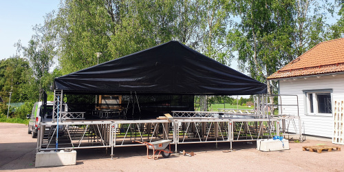 Pyhtään Kulttuuritalon lava nousee talon takapihalle hyvissä ajoin ennen perjantaita Pyhtään kunta/Jari Korkki