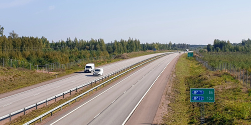 Pyhtään aurinkovoimala sijoittuisi moottoritien pohjoispuolelle Itä-Kirkonkylään.