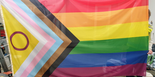 Pride-lippu nousee salkoon Pyhtäänlinnan edustalla lauantaina 14.6.2025