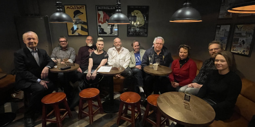 Suomen vapaan tiedeinstituutin perustajat koolla ravintola Kaislassa Helsingissä.