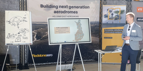 Destian Riku Huhta esittelee raporttia Pyhtään lentokentällä.