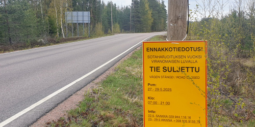 Tien sulkemisesta kertovat varoitustaulut ovat jo paikoillaan Kirkkotien kummassakin päässä Pyhtäällä.