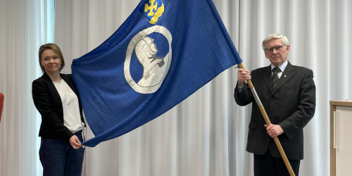 Terhi Lindholm vastaanotti Pyhtään ja Ruotsinpyhtään veteraanien lipun Hannu Tähtiseltä.