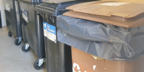 Roska-astiat rivissä.